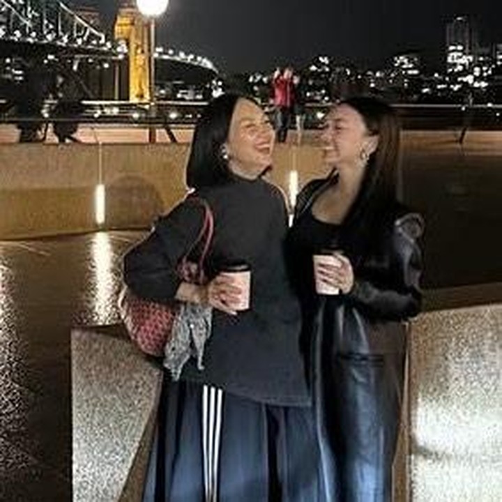 <p>Jalan-jalan di Sydney, Australia,&nbsp;Naura Ayu dan Nola terlihat mengenakan<em> oufit&nbsp;</em>senada berwarna hitam. Latar belakang jembatan yang berpadu dengan senyuman mereka bikin <em>vibes</em>-nya manis banget, ya! (Foto: Instagram @riafinola)</p>