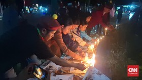Massa Mahasiswa Kupang Aksi Damai Nyalakan Lilin untuk Prada Lucky