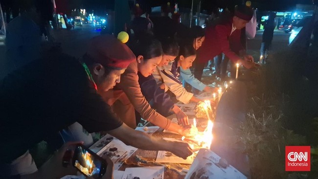 Massa mahasiswa Kupang melakukan tindakan tenteram dengan membakar 1000 lilin untuk mengenang Prada Lucky, korban penganiayaan senior TNI.
