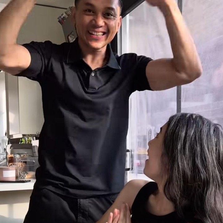 <p>Serra yang didampingi juga oleh ayahnya, Habibie Syaaf, tampak tak bisa menyembunyikan perasaan bahagianya. Begitu juga dengan sang ayah yang terkejut dan langsung bangga dengan pencapaian sang putri.&nbsp;(Foto: Instagram@angie_virgin)</p>