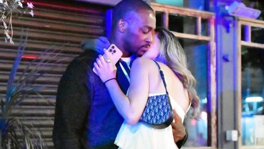 Anthony Mackie Kepergok Ciuman dengan Wanita Misterius Anthony Mackie Kepergok Ciuman dengan Wanita Misterius