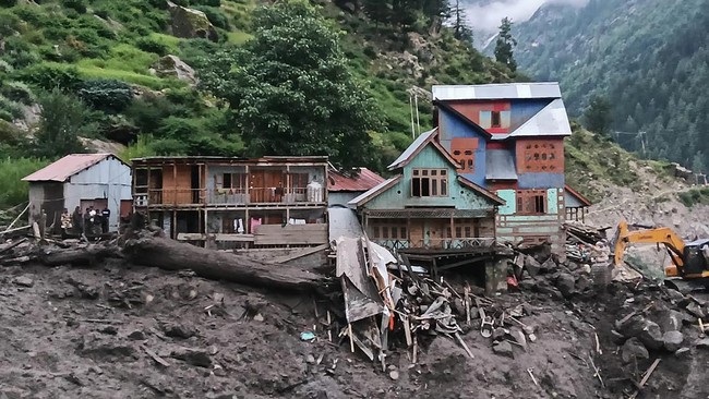 Hujan deras picu longsor di wilayah utara India Jammu hingga menewaskan 30 orang.