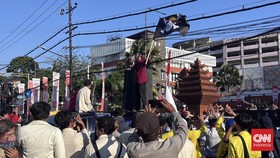 Aliansi BEM Surabaya Kibarkan Bendera One Piece di Gedung DPRD Jatim