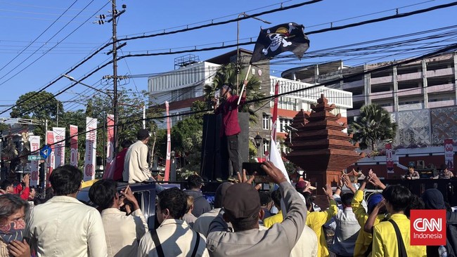Bendera Jolly Roger dari anime One Piece berkibar saat ratusan mahasiswa dari Aliansi BEM Surabaya demonstrasi di Gedung DPRD Jawa Timur.