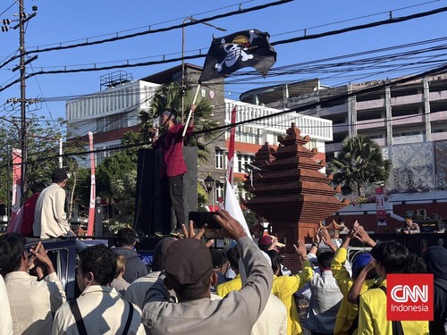 Aliansi BEM Surabaya Kibarkan Bendera One Piece di Gedung DPRD Jatim