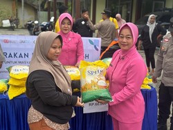 Bhayangkari Polsek Singingi Bantu Salurkan Beras Pangan Murah