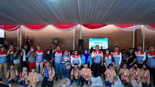 PT Pertamina merayakan HUT RI ke-80 melalui program SESAMA dengan membagikan 1.000 perlengkapan sekolah untuk anak-anak prasejahtera di Jakarta Utara.