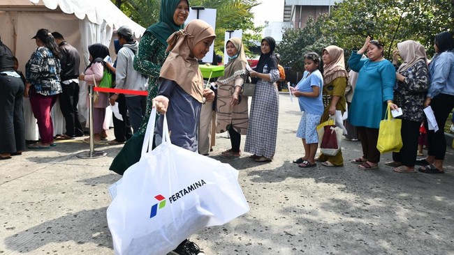 PT Pertamina meluncurkan program SESAMA, menyalurkan 1.000 paket perlengkapan sekolah untuk anak-anak prasejahtera di Jakarta Utara dalam semarak HUT RI ke-80.