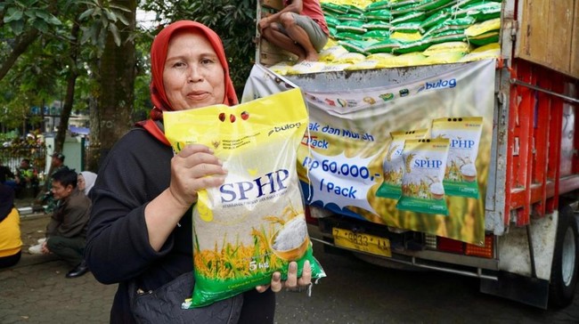Program Stabilisasi Pasokan dan Harga Pangan (SPHP) yang dijalankan Bulog sejak awal Agustus sukses menurunkan harga beras di pasar dan gabah di tingkat petani.