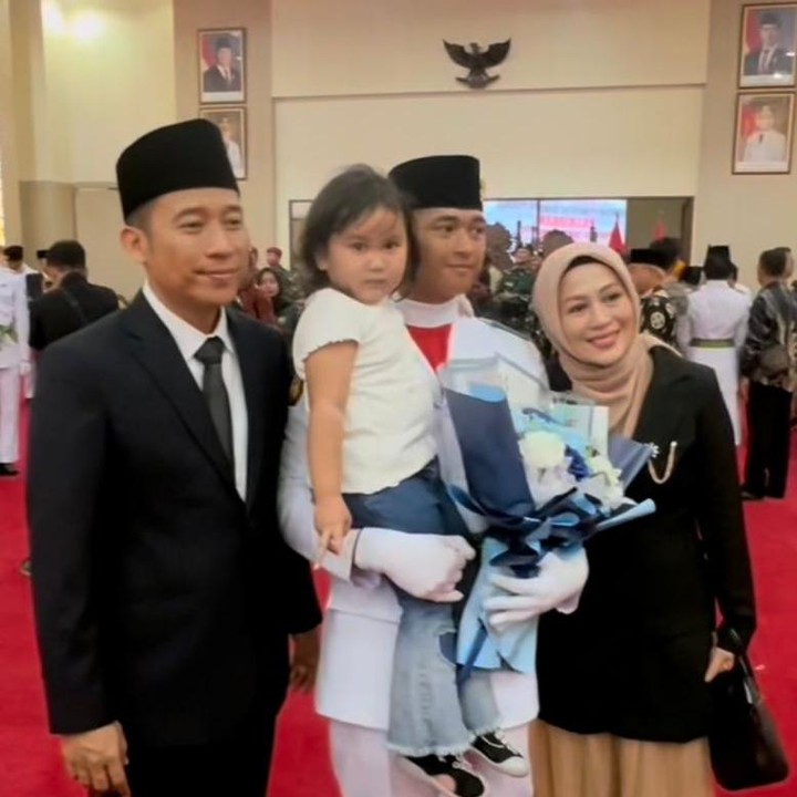 <p>Putra pertama pasangan komedian Denny Cagur dan Shanty Widihastuti, Fabian Muhammad Yahva, sukses terpilih menjadi anggota Paskibra di Provinsi Banten. Bunda Shanty pun tak kuasa menahan rasa haru dan bangga pada putranya. "Tangis bahagiaku melihat mu sekarang nak <em>@fabianmyahva_</em> , perjalanan masih panjang, perjuangan blm berakhir , semangat terus nak <em>@fabianmyahva_</em> , mamih dan papih bangga sama kaka <em>@fabianmyahva_</em> , selamat menjalankan tugas di tgl 17 agustus nanti di provinsi Banten," tulisnya. (Foto: Instagram @shantydenny)</p>