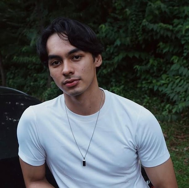 <p>Aktor tampan Fattah Syach merupakan putra pasangan artis Attar Syach dan Ananda Lontoh. Fattah belakangan tengah naik daun usai membintangi sinetron remaja <em>Asmara Gen Z</em>. Parasnya yang tampan juga kerap mencuri perhatian, Bunda. (Foto: Instagram@fattasyach)</p>