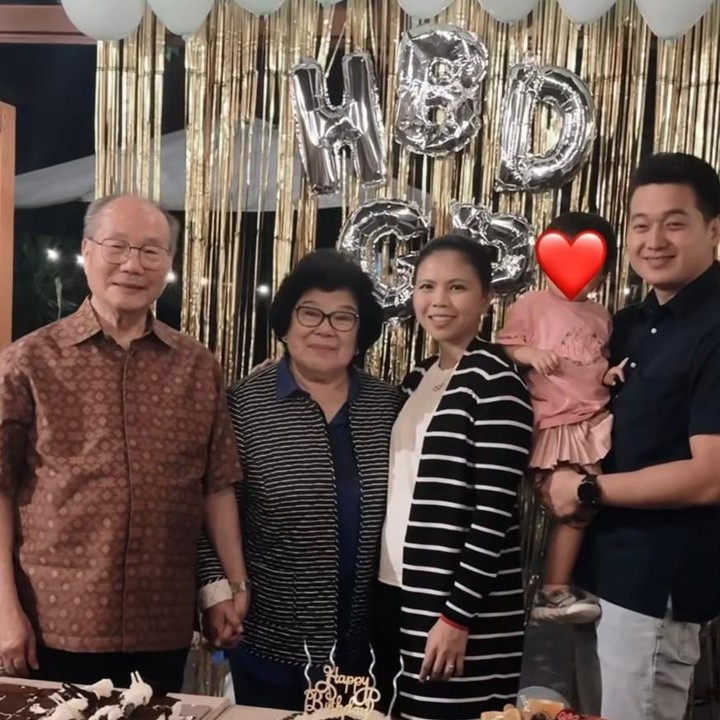 <p>Momen ultahnya terasa semakin spesial karena Greysia pulang kampung ke Tomohon, Sulawesi Utara. Perayaan ulang tahunnya pun berlangsung meriah dihadiri oleh keluarga dan kerabat terdekat. (Foto: Instagram @greyspolii)</p>