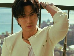 Ziarah Makam Barbie Hsu, Jerry Yan Nangis di Depan Nisan