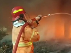 Pabrik Pengolahan Biji Plastik di Cirebon Hangus Dilalap Si Jago Merah