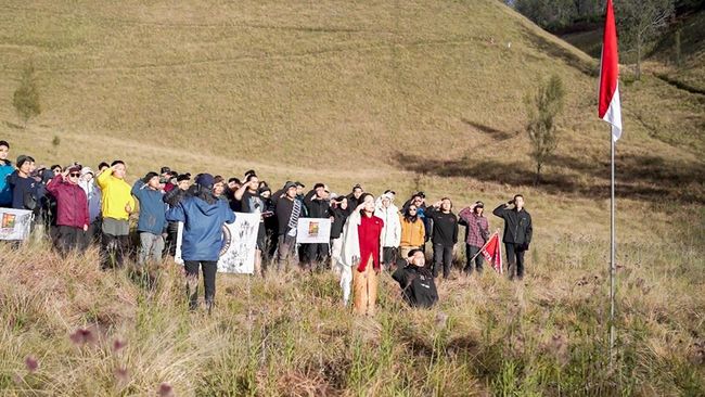 Zita Anjani memimpin pengibaran Merah Putih di Ranu Kumbolo, merayakan HUT RI ke-80 bersama 8 kreator muda yang berada di lokasi berbeda di seluruh Indonesia.