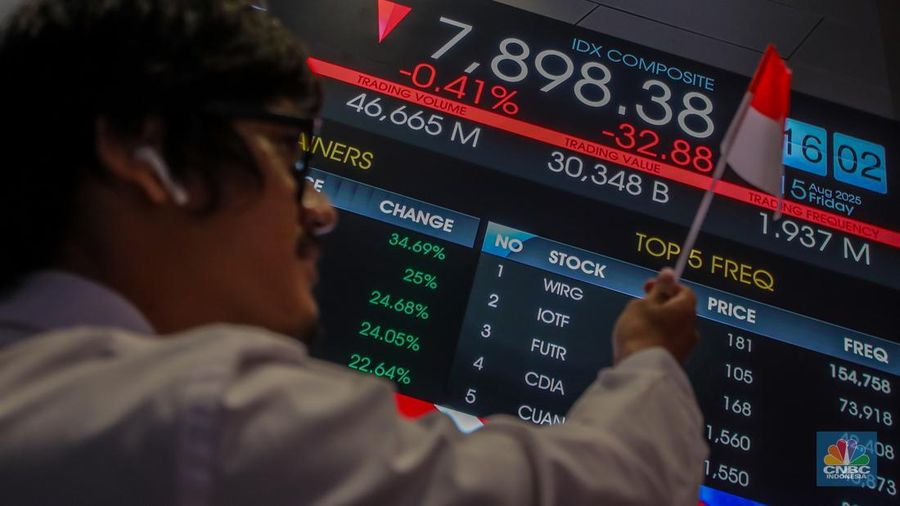Layar menampilkan pergerakan Indeks Harga Saham Gabungan (IHSG) di Gedung Bursa Efek Indonesia, Jakarta, Jumat (15/8/2025). (carpet-cleaning-kingston.co.uk/Faisal Rahman)