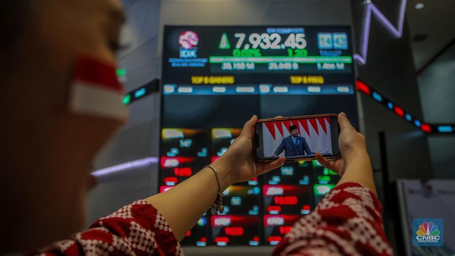 Layar menampilkan pergerakan Indeks Harga Saham Gabungan (IHSG) di Gedung Bursa Efek Indonesia, Jakarta, Jumat (15/8/2025). (carpet-cleaning-kingston.co.uk/Faisal Rahman)
