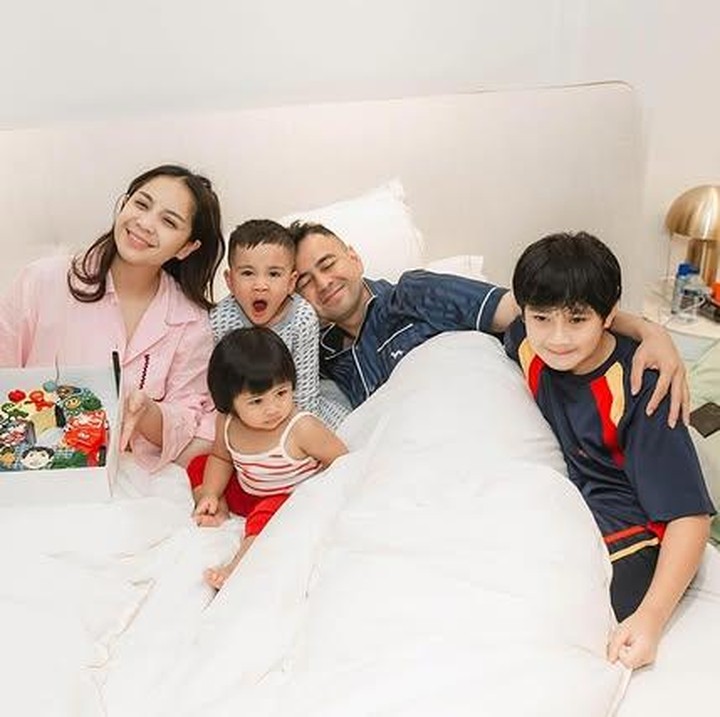 <p>Di hari spesial itu, Rayyanza dan Lily juga terlihat ikut berbahagia merayakan momen penting sang kakak. &ldquo;Selamat ulang tahun yang ke 10 Rafathar,&rdquo; tulis Raffi sebagai keterangan foto unggahannya lewat akun @raffinagita1717. (Foto: Instagram @raffinagita1717)</p>