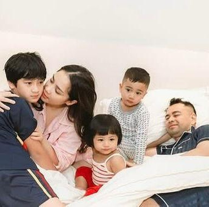 <p>Doa manis tak berhenti di situ saja, Bunda. Raffi dan Nagita juga menuliskan kehadiran Rafathar merupakan hadiah terindah bagi keduanya. &ldquo;Engkau bukan hanya kebanggaan papa dan mama, tapi juga hadiah indah bagi dunia, semoga hari-harimu dipenuhi cinta, keberanian, dan cahaya harapan,&rdquo; sambungnya. (Foto: Instagram @raffinagita1717)</p>