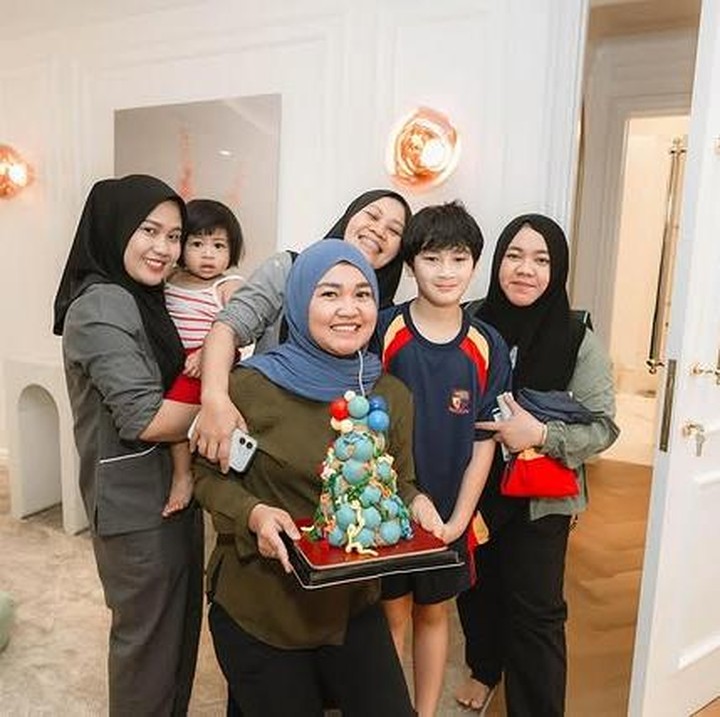 <p>Perayaan ulang tahun Rafathar kali ini juga semakin meriah dengan kehadiran orang-orang terdekatnya. Terlihat jelas pada potret ini, Sus Rini dan Mbak Lala juga turut ikut merayakan ulang tahun putra pertama pasangan Raffi dan Nagita. (Foto: Instagram @raffinagita1717)</p>