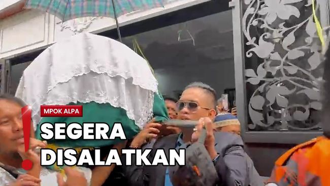Jelang Pemakaman, Keluarga-Kerabat Salatkan Jenazah Mpok Alpa