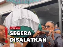Jelang Pemakaman, Keluarga-Kerabat Salatkan Jenazah Mpok Alpa