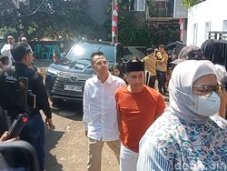Momen Raffi Ahmad hingga Ayu Ting Ting Melayat ke Rumah Duka Mpok Alpa