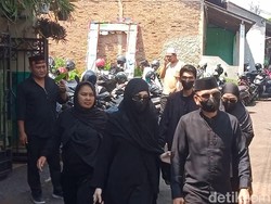 Mpok Alpa Meninggal Dunia, Pelayat Mulai Datangi Rumah Duka