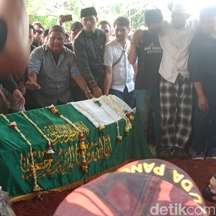 <p>Sejak siang, rumah Mpok Alpa di kawasan Ciganjur, Jakarta Selatan, telah ramai dikunjungi para pelayat. Setelah disalatkan, jenazah Mpok Alpa dimakamkan di TPU Pemakaman Wakaf Kujaran, Persari, Ciganjur, Jakarta Selatan. (Foto: Ahsan/detikhot)</p>
