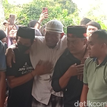 Tangis Suami Pecah Saat Jenazah Mpok Alpa Dimakamkan