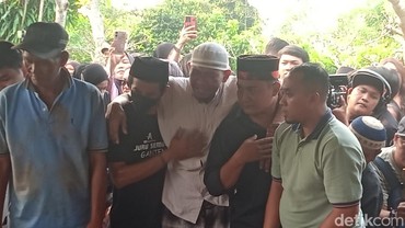 Tangis Suami Pecah Saat Jenazah Mpok Alpa Dimakamkan