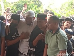 Tangis Suami Pecah Saat Jenazah Mpok Alpa Dimakamkan
