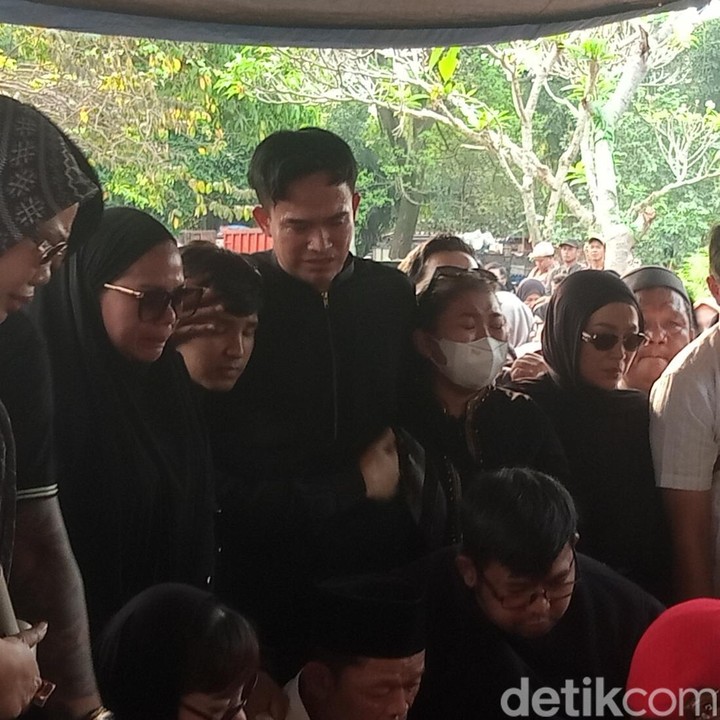 <p>Keluarga dan teman mendiang Mpok Alpa tak kuasa menahan kesedihan saat berada di&nbsp;TPU. Beberapa rekan artis juga terlihat hadir di pemakaman Mpok Alpa, seperti Anwar Sanjaya atau Anwar BAB, Kiky Saputri, dan komedian Bedu. (Foto: Ahsan/detikhot)</p>