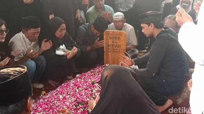 Isak Tangis di Pemakaman Mpok Alpa, Billy Syahputra Ikut Turun ke Liang Lahad