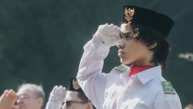 7 Potret Noah Anak BCL Jadi Pemimpin Paskibra 17 Agustus di Sekolah