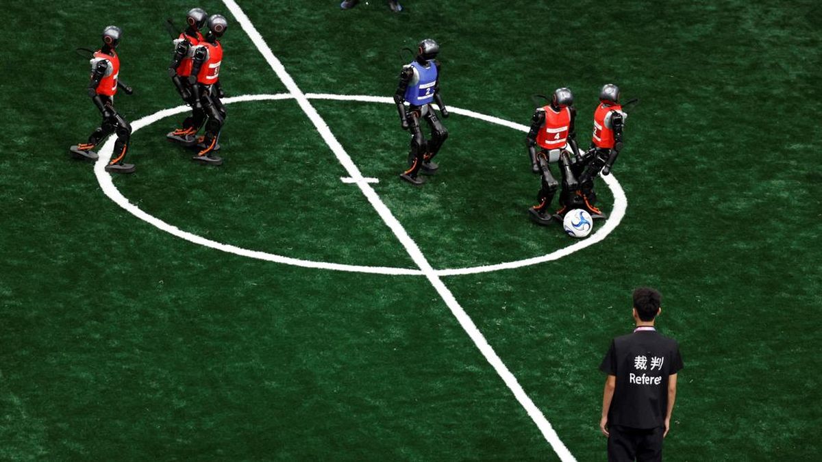 FOTO: Ragam Aksi Memukau Robot di Olimpiade Humanoid Pertama di China
