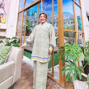 7 Potret Mpok Alpa Tampil Pakai Wig demi Rahasiakan Penyakit Kanker