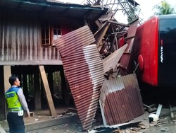 Detik-detik Bus Tabrak Rumah Warga di Muara Enim, Sopir Kabur