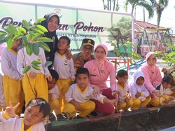 Ajarkan Cinta Lingkungan Sejak Dini, Polres Dumai Ajak Anak TK Tanam Pohon