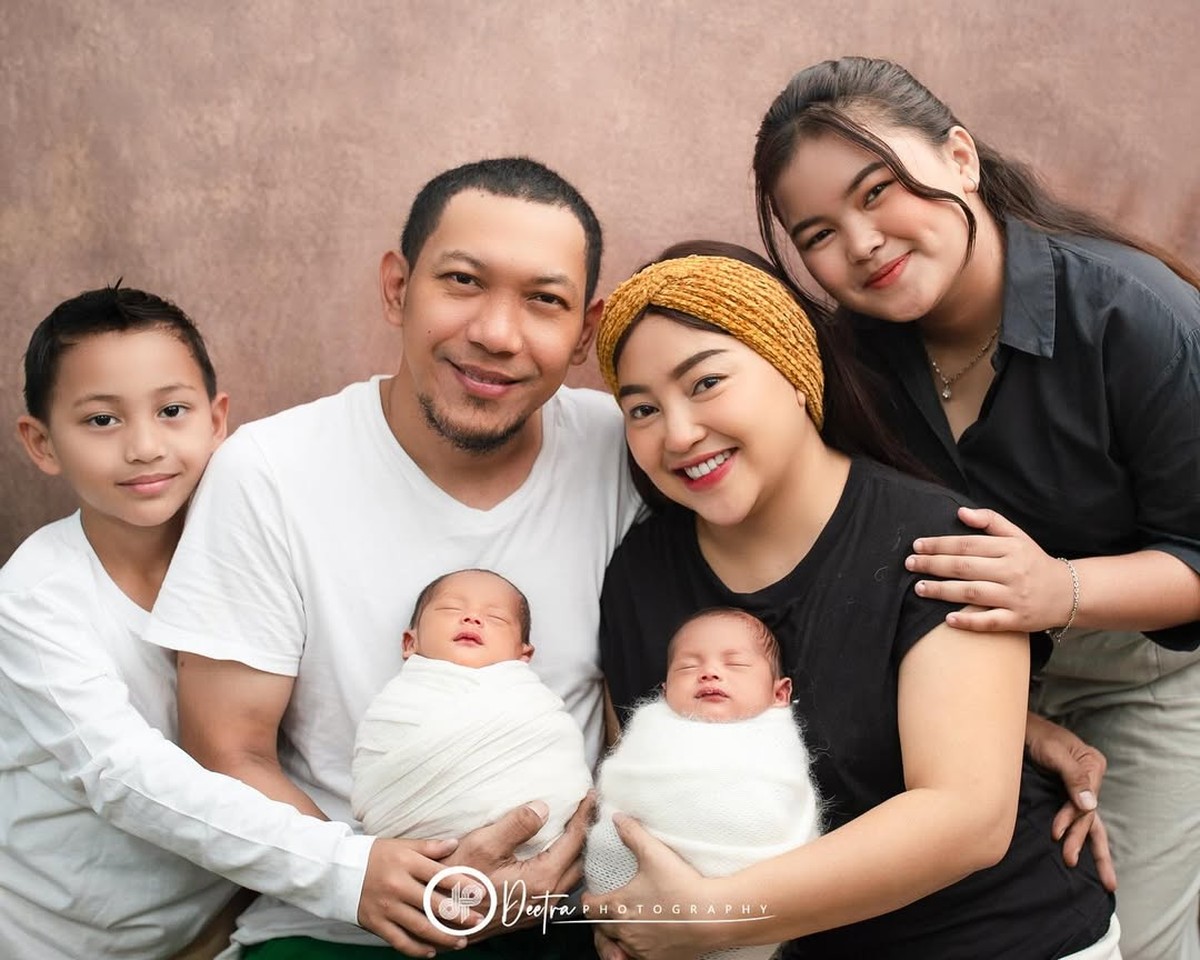 Potret Mpok Alpa dan Keluarga&period;