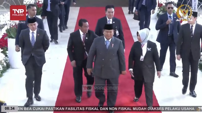 Presiden Prabowo hadir di sidang tahunan MPR 2024 dengan jas abu-abu, berbeda dengan Jokowi tahun sebelumnya yang mengenakan baju adat.