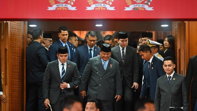 Prabowo mengusulkan kepala daerah dipilih DPRD untuk efisiensi biaya. Usulan ini menuai kritik dan akan dibahas dalam revisi UU Pemilu.