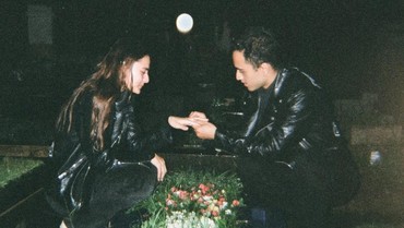 img-title Rachquel Nesia Dilamar Kekasih di Makam Sang Ayah