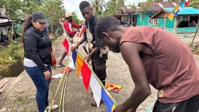 Karyawan Freeport dan Warga Gelar Bersih Kampung Ayuka di Mimika