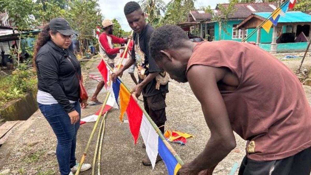 Karyawan Freeport dan Warga Gelar Bersih Kampung Ayuka di Mimika