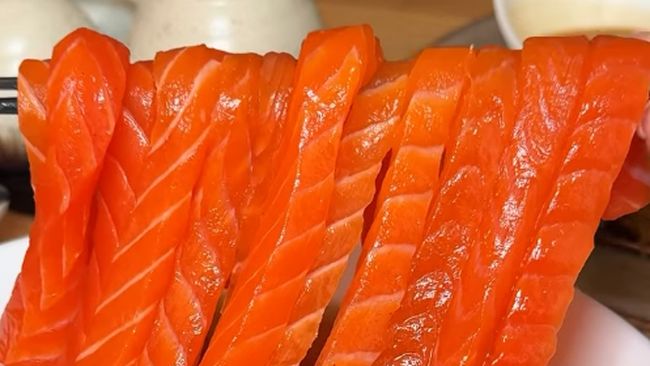 Jedar Masuk RS Usai Makan Sashimi Platter, Ini Bahaya Ikan Mentah Bagi Tubuh