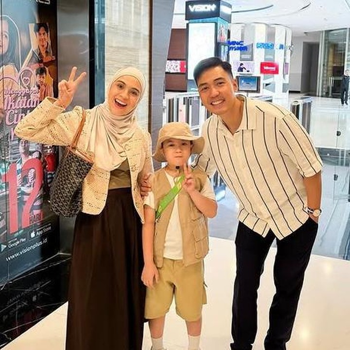 <p>Dalam unggahan Instagramnya, Bunda Gina menuliskan, bahwa ia bahagia melihat sang putra mengikuti jejak Ayah Kinos pada olahraga bola. "Disini terlihat akhirnya ada doa dari seorang bapak yg menembus langit. Selamat ya Rizky Kinos, anaknya main bola juga," tulis Gina lewat unggahan Instagramnya, Kamis (14/08/2025). (Foto: Instagram @missnyctagina)</p>