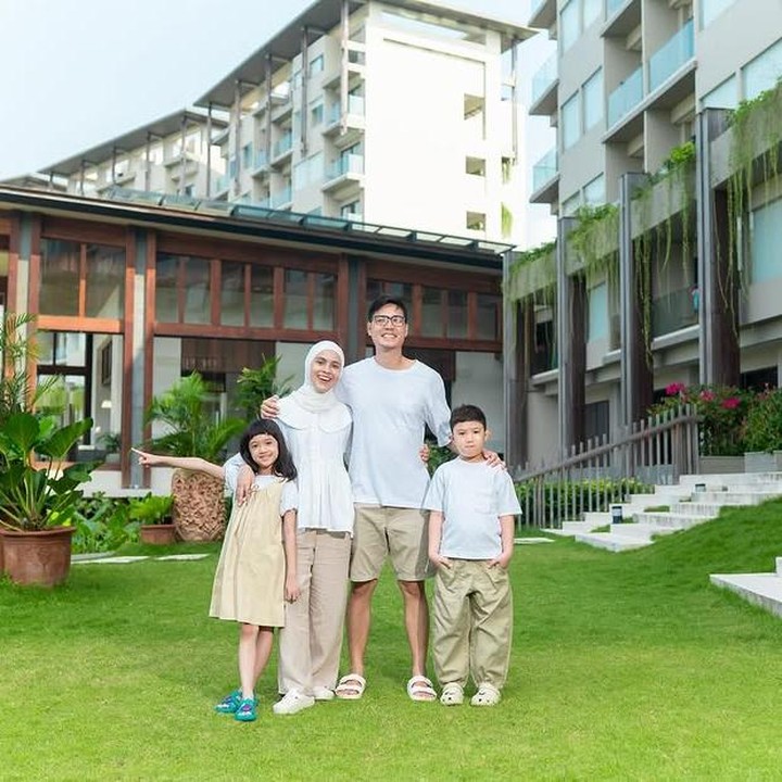 <p>Pasangan artis Rizky Kinos dan Nycta Gina dikenal publik karena kehumorisannya yang selalu menghibur. Di balik canda dan tawanya, Rizky Kinos membuktikan dirinya sebagai Ayah yang patut diacungi jempol. Baru-baru ini, sang Bunda membagikan momen saat putra pertamanya, Panutan Adhya Semesta Trinycta, atau akrab disapa Uta, bergabung dalam ekstrakurikuler futsal. (Foto: Instagram @missnyctagina)</p>