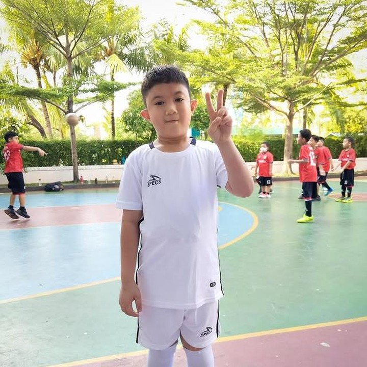 <p>Bunda Gina menceritakan momen lucu yang bikin Ayah Kinos pun terheran-heran mendengarnya. "Tak disangka-sangka di kelas 3 ini, Uta tau2 minta ekskulnya futsal. Bapake bingung &lsquo;hah serius mas? Beneran mau futsal?&rsquo; Antara bangga, <em>happy</em> atau panik," sambungnya. (Foto: Instagram @missnyctagina)</p>