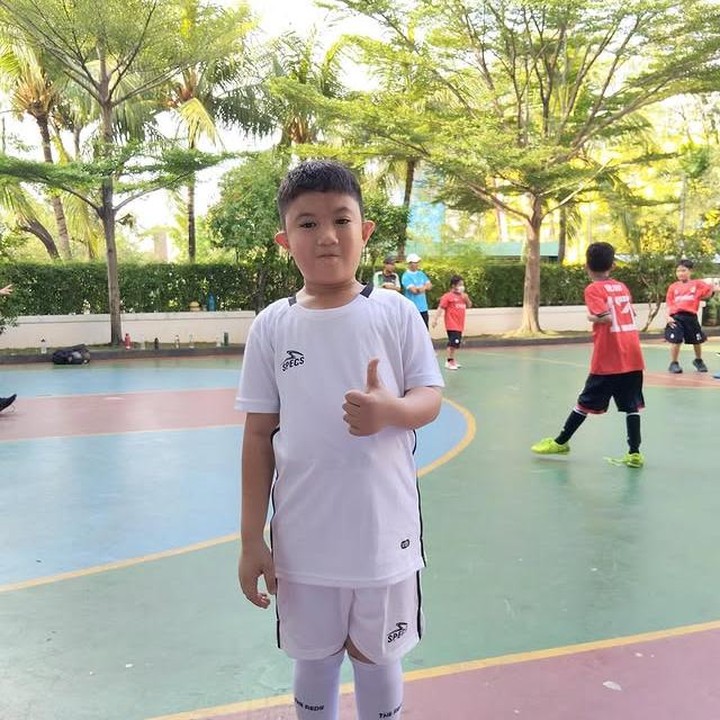 <p>Tak lupa, Gina juga menyelipkan curahan hatinya yang telah lama ia rasakan. "Setidaknya km ga bergumam lagi tiap liat anak2 lain futsal/ main bola &lsquo;kenapa ya anak aku ga mau main bola, pdhal bapaknya doyan banget bola,&rsquo;" ungkapnya. (Foto: Instagram @missnyctagina)</p>